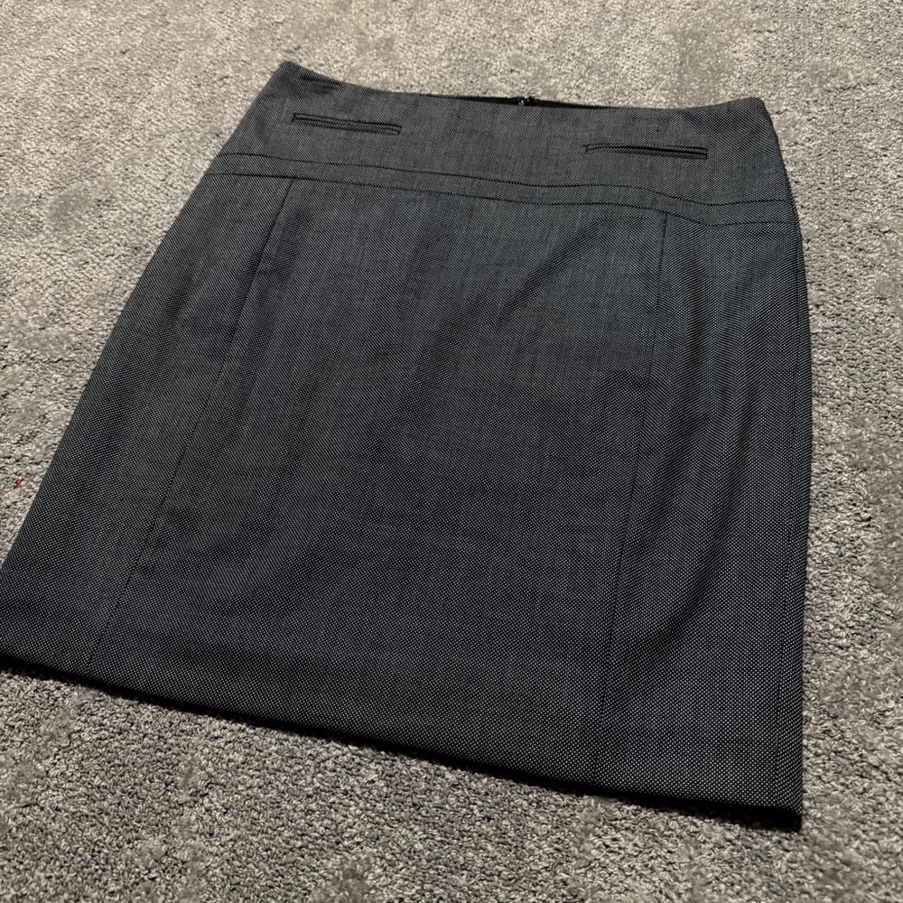 Express polyester gray skirt in mini to mid length great details and material 6 - Picture 3 of 8